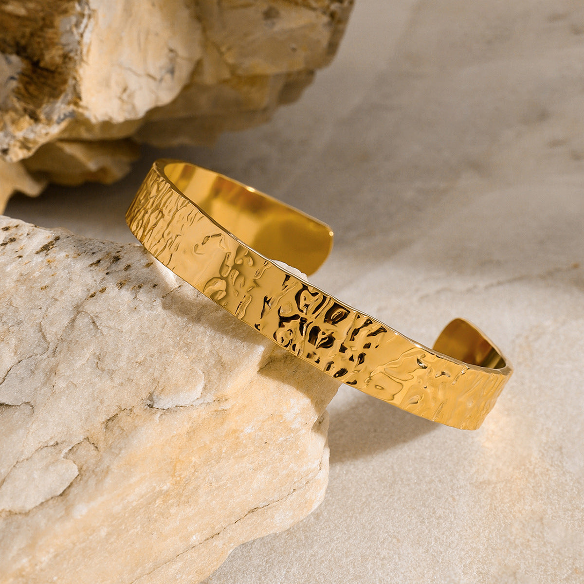 Brazalete Abierto Minimalista de Acero Inoxidable con Textura Ondulada para Mujer con Acabado Pulido