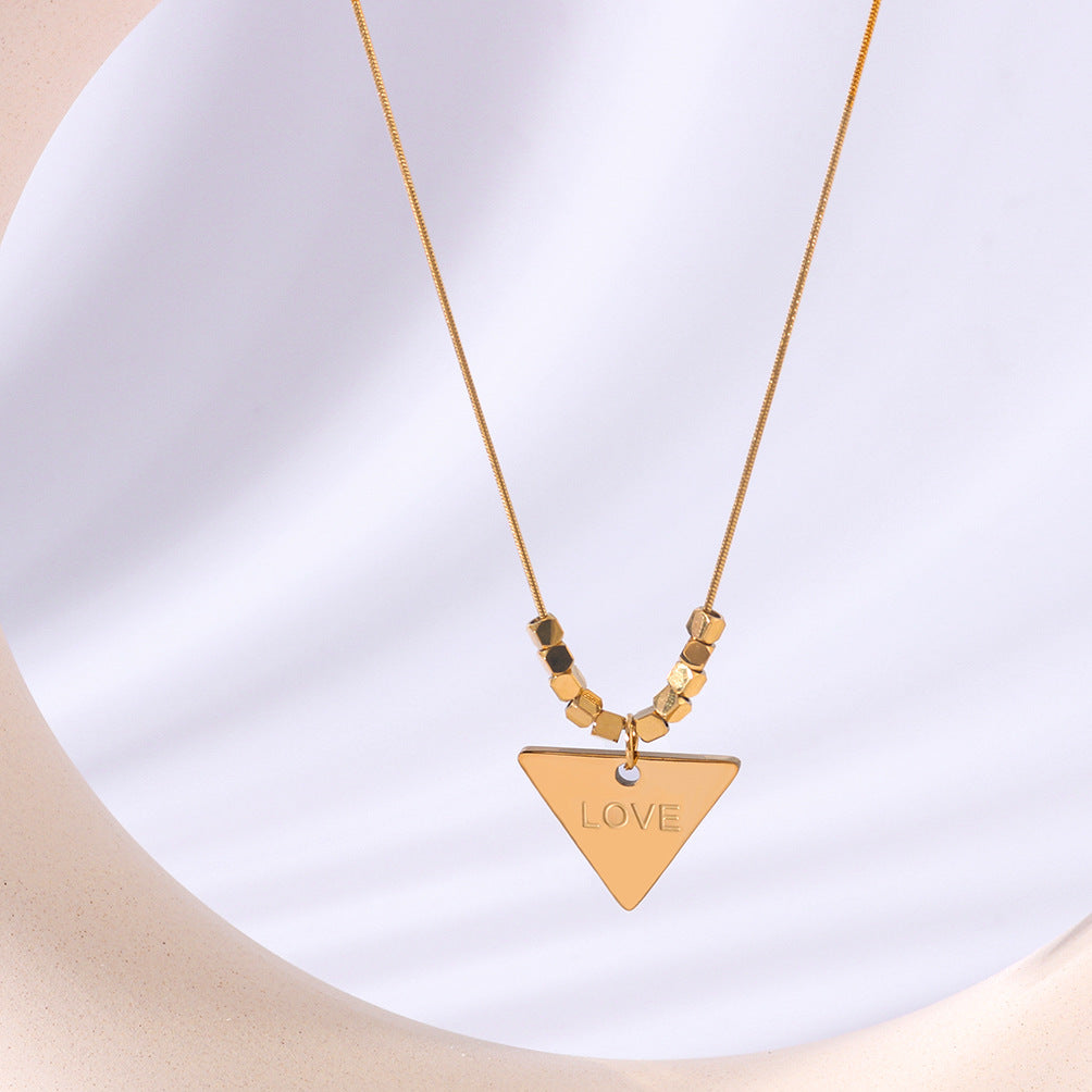Collana Minimalista Geometrica in Acciaio Inossidabile con Pendente a Triangolo Asimmetrico in Acciaio al Titanio e Finitura Placcata Oro 18K