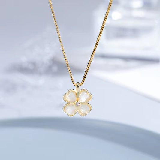 Collana pendente di lusso minimalista a quattro foglie in acciaio al titanio placcato oro da donna