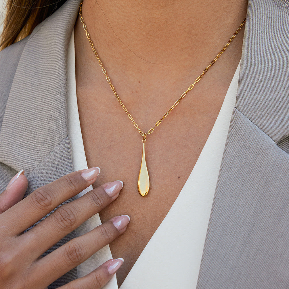 Collar con colgante minimalista de titanio en forma de lágrima con chapado en oro PVD al vacío y cadena de acero inoxidable para mujer