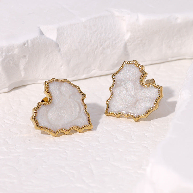 Orecchini a perno geometrici minimalisti in acciaio inossidabile placcati oro 18 carati, acciaio al titanio ipoallergenico, con accento a cuore, finitura elegante di lusso retrò