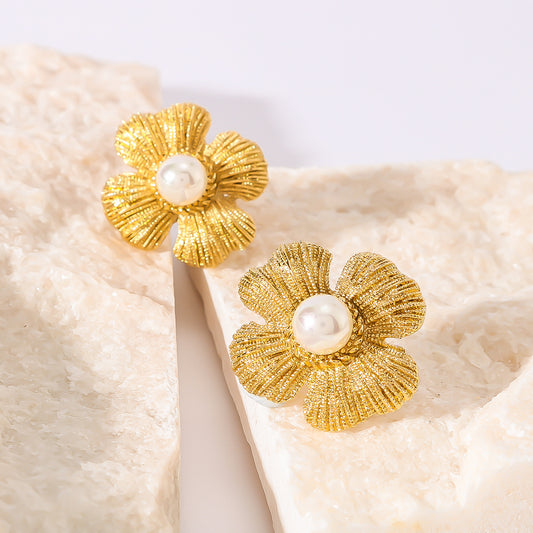 Pendientes minimalistas asimétricos con forma de flor de estilo vintage en acero inoxidable con incrustaciones de perlas y chapado en oro de 18K