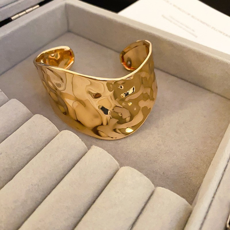 Pulsera Cóncava Irregular Minimalista para Mujer en Aleación de Latón con Acabado Galvánico
