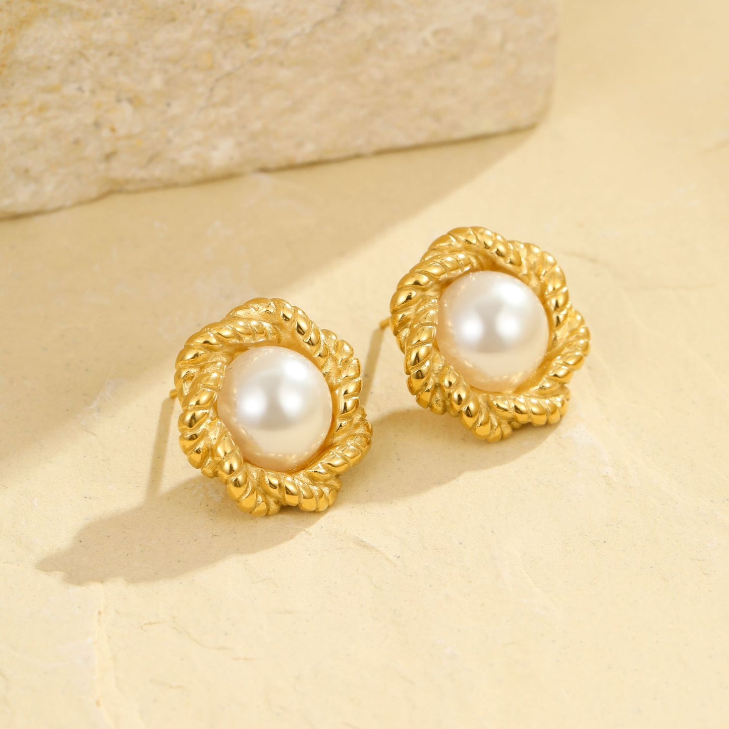 Elegantes pendientes de perlas con diseño floral trenzado de acero inoxidable chapado en oro para mujer con diseño geométrico y acabado de lujo