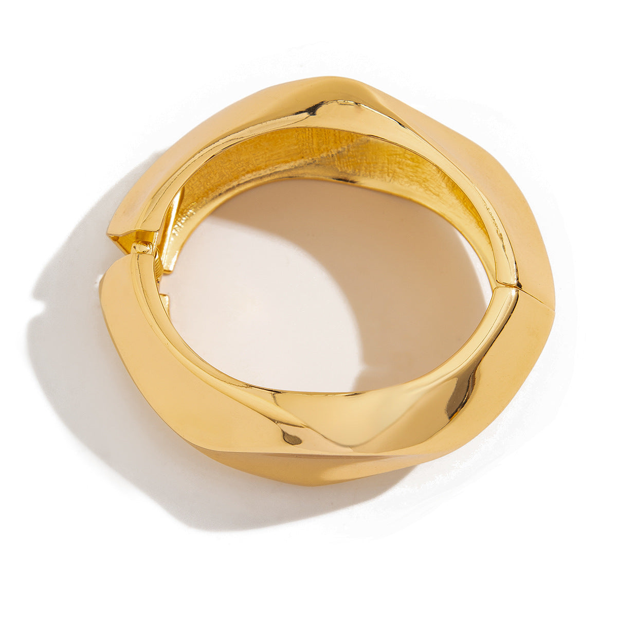 Pulsera de resorte con onda geométrica de aleación con acabado metálico pulido para mujer