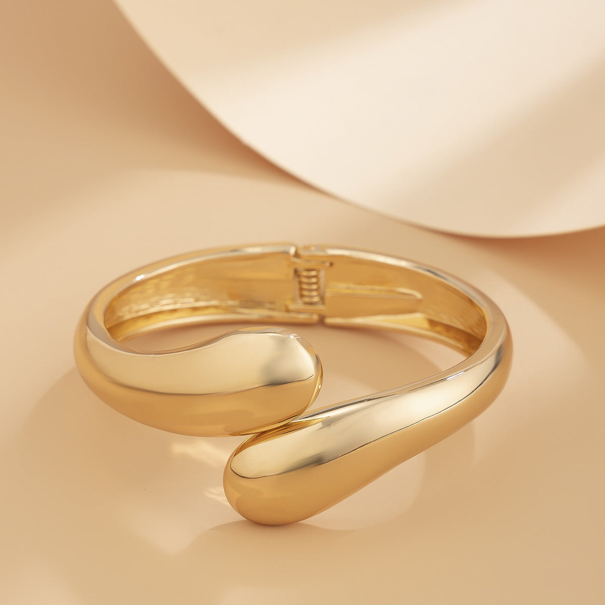 Brazalete de metal geométrico estilo punk con detalle de perla grande para mujer