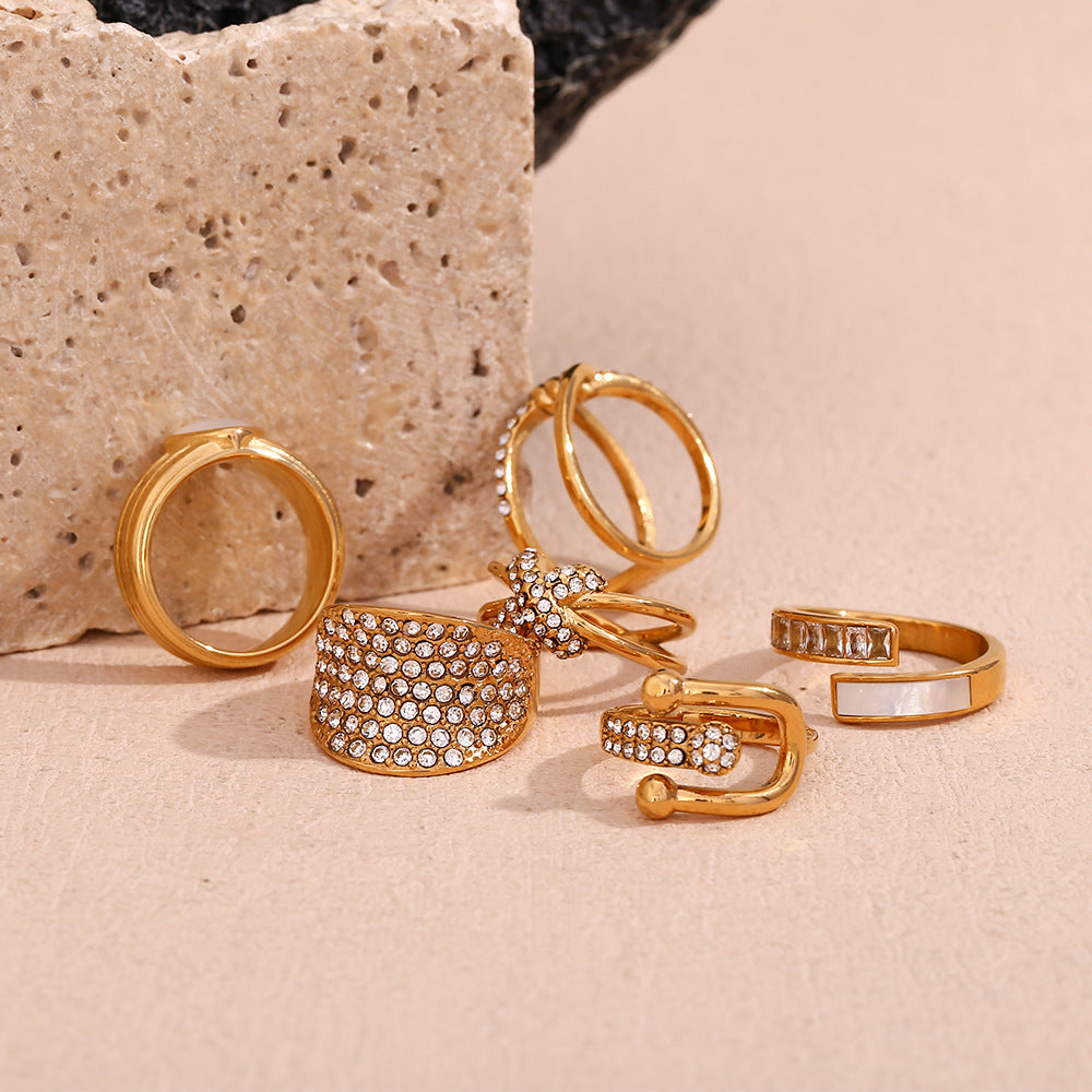 Anello alla moda da donna a cuore geometrico in acciaio inossidabile con placcatura in oro 18 carati e micro incastonatura