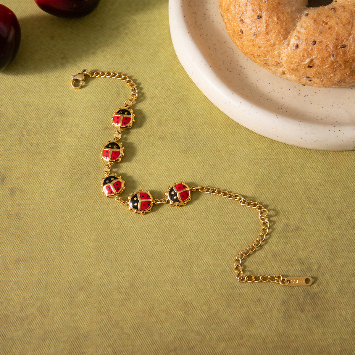 Fashionable Ladybug-Shaped Enamel Pendant Necklace in Titanium Steel for Women, Trendy Office-Style Accessory with Geometric Insect Design