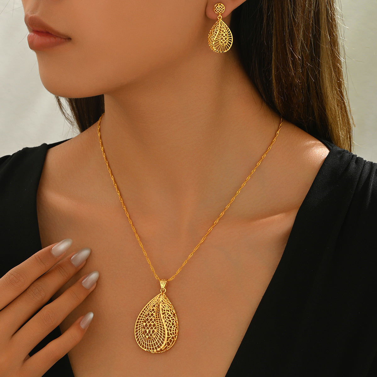 Elegante juego de collar y pendientes de cobre con forma de gota de agua minimalista para mujer con acabado chapado