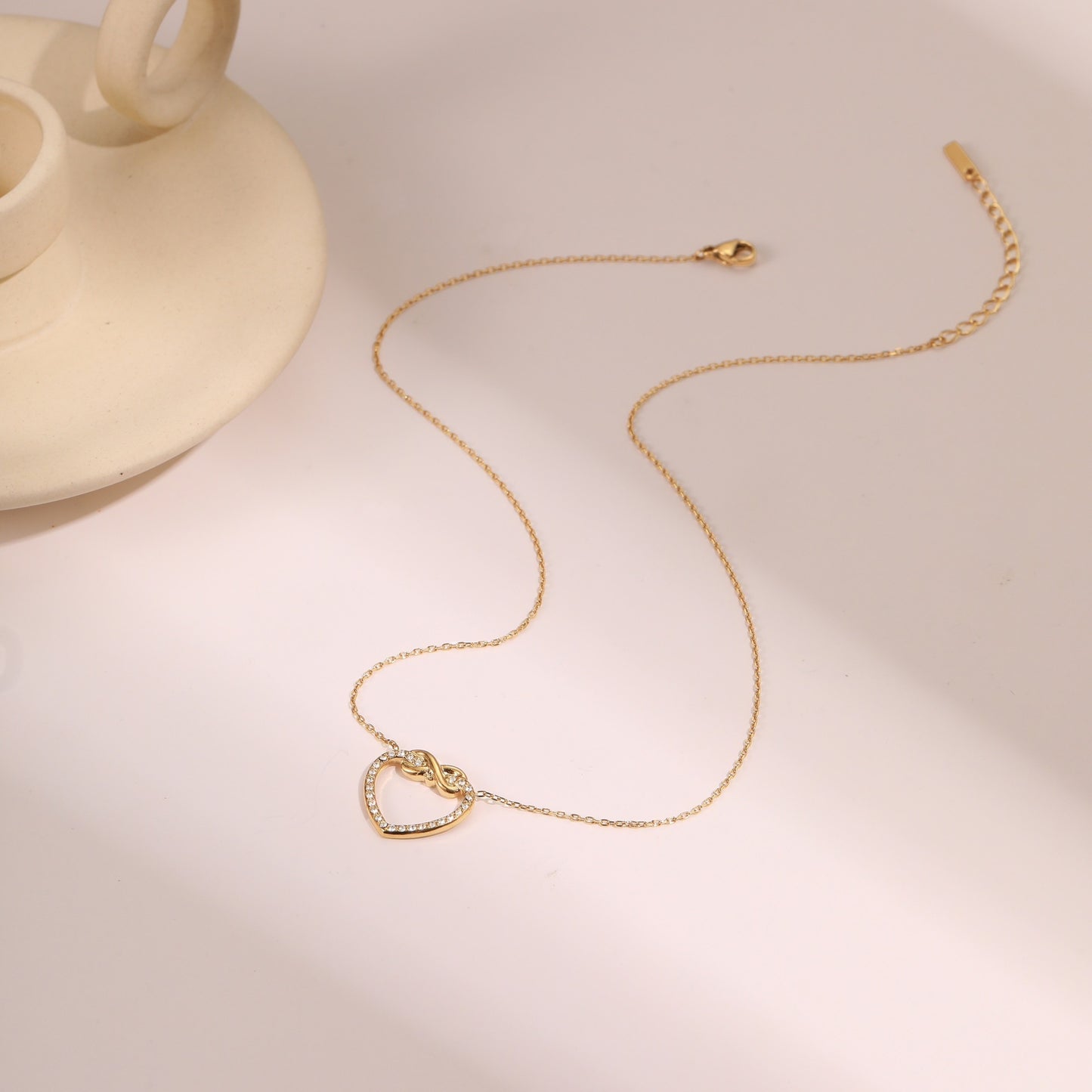 Elegante collar con colgante de corazón hueco de acero inoxidable con incrustaciones de pedrería para mujer, acabado chapado, delicada cadena para la clavícula