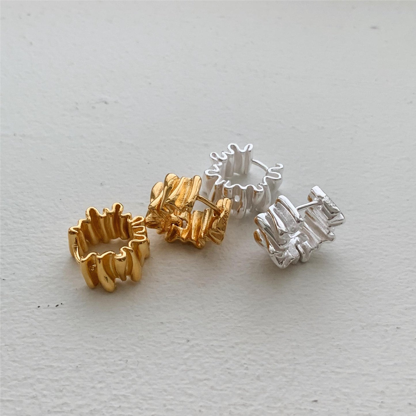 Pendientes de Plata de Ley 925 con Textura Geométrica Plegada Minimalista y Acabado Bañado