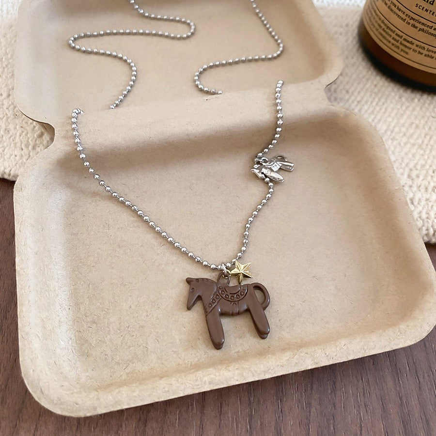 Collar con colgante de caballo minimalista de lujo para mujer en madera con chapado en oro de 18 quilates — Cadena para suéter de uso diario