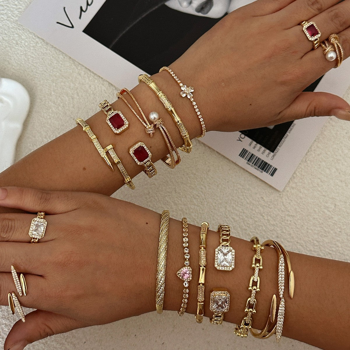 Braccialetto da donna in ottone placcato con intarsio di strass a cuore geometrico, elegante e lussuoso