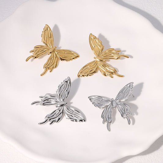 Pendientes minimalistas de mariposa de acero inoxidable con acabado chapado para mujer