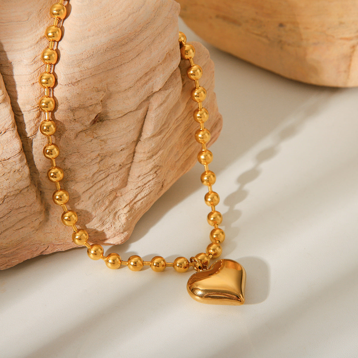 Collana da Donna con Ciondolo a Cuore Geometrico Placcato Oro 18K e Catena di Perline in Acciaio Inossidabile