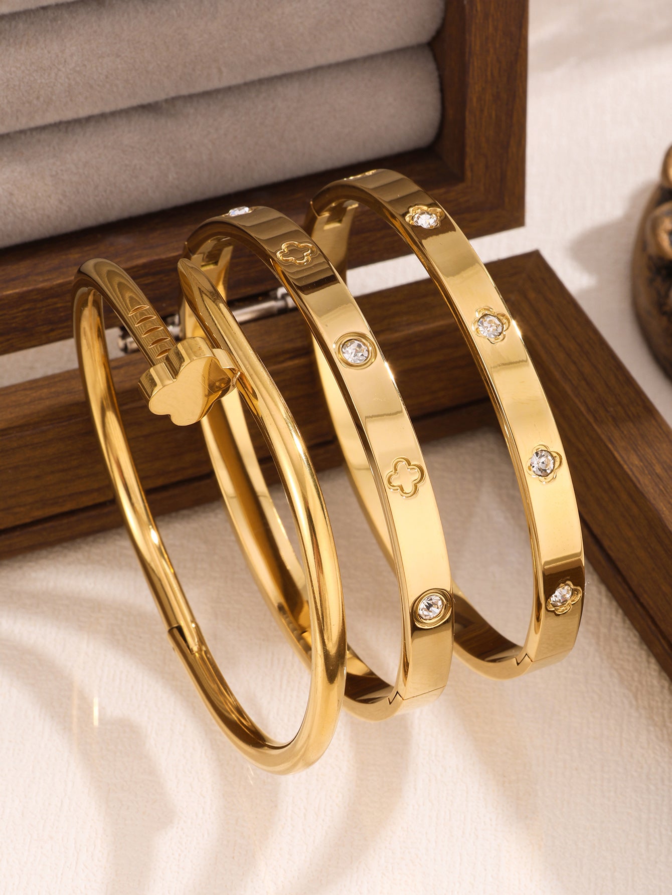 Juego de pulseras de acero inoxidable con trébol de cuatro hojas, incrustaciones de diamantes de imitación y chapado en oro al vacío de 18 quilates, estilo minimalista y a la moda