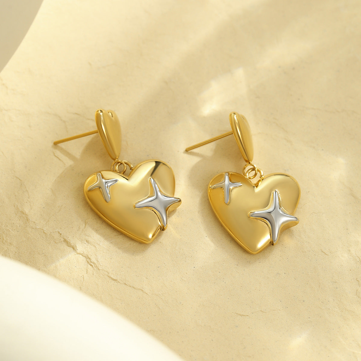 Pendientes minimalistas de doble corazón de acero inoxidable para mujer con superficie plisada texturizada y diseño de inspiración vintage