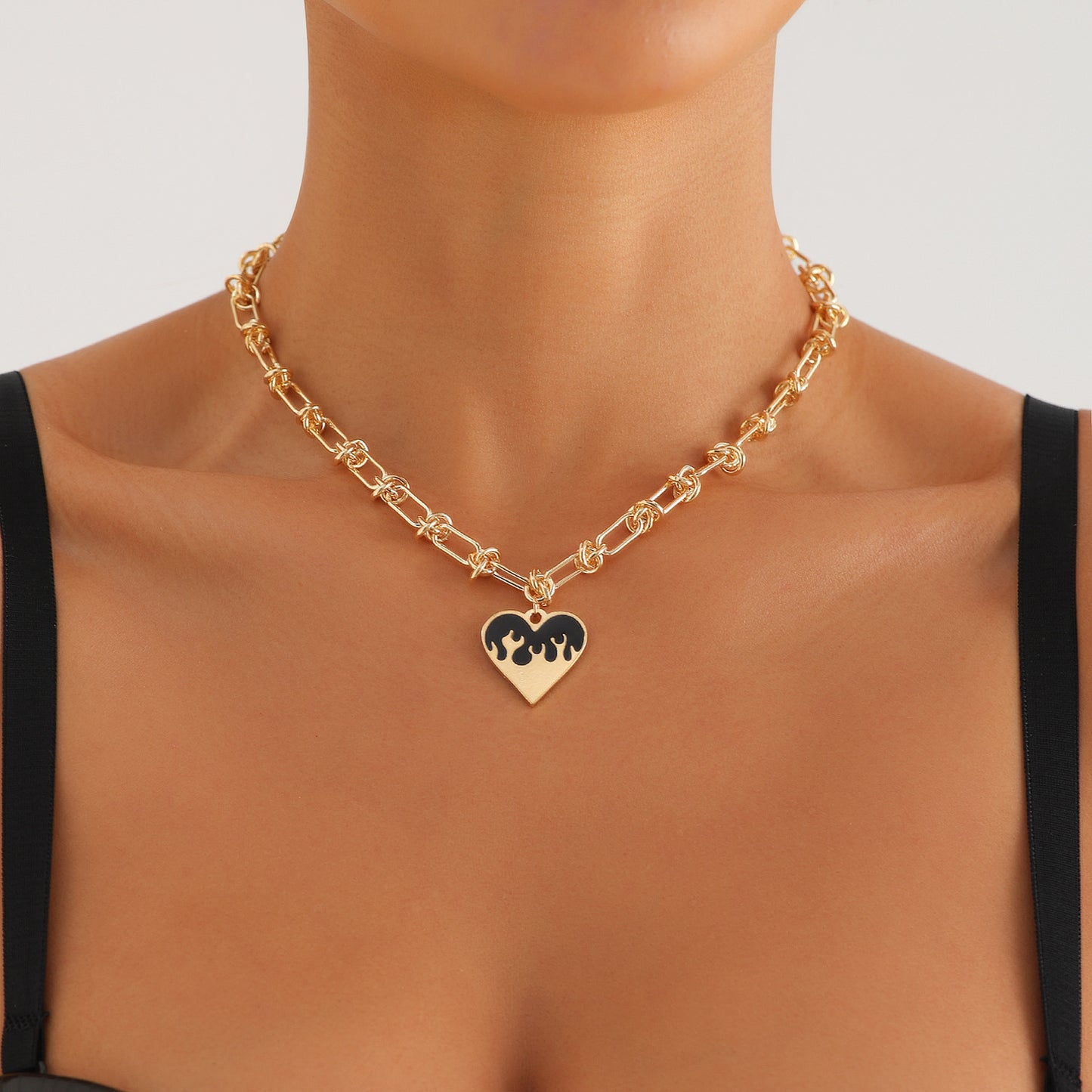 Minimalist Heart-Shaped Electroplated Metal Pendant Necklace for Women with Clavicle Chain Design