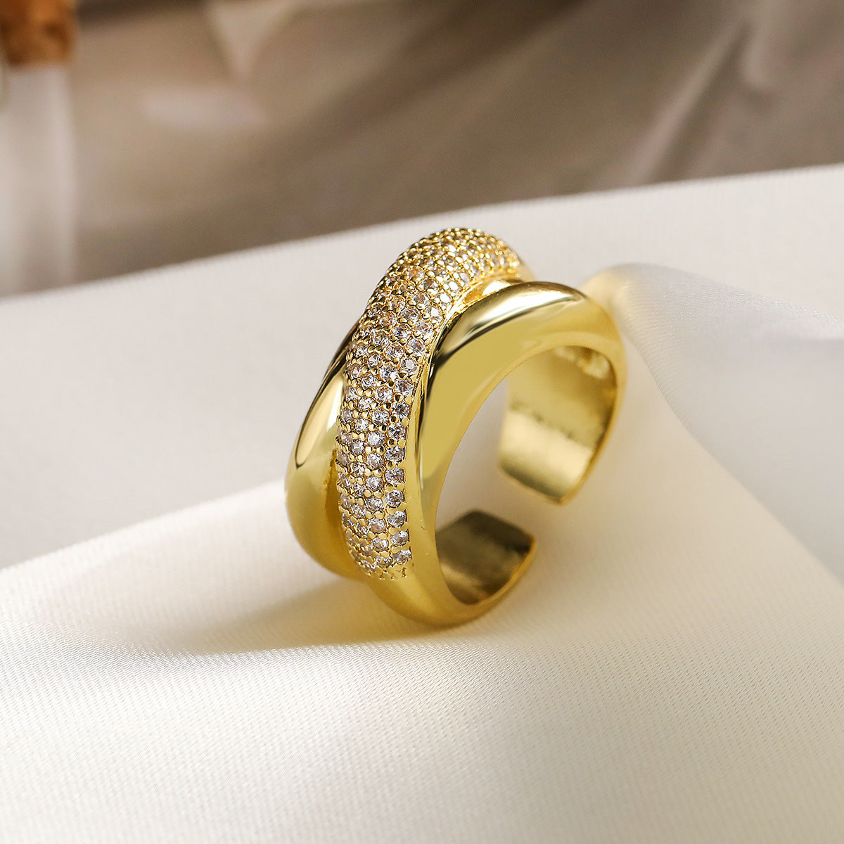 Anello aperto geometrico minimalista da donna in ottone con placcatura in oro 18 carati e intarsio in zirconi