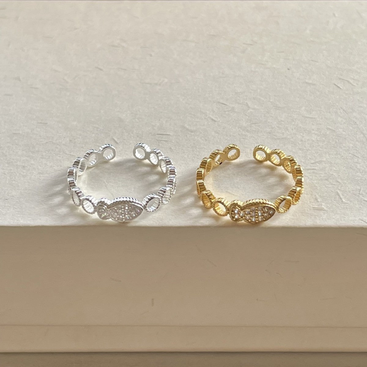 Anello Aperto da Donna Minimalista Dolce in Argento Sterling 925 con Zirconi Cubici a Forma di Pesce e Nota Musicale