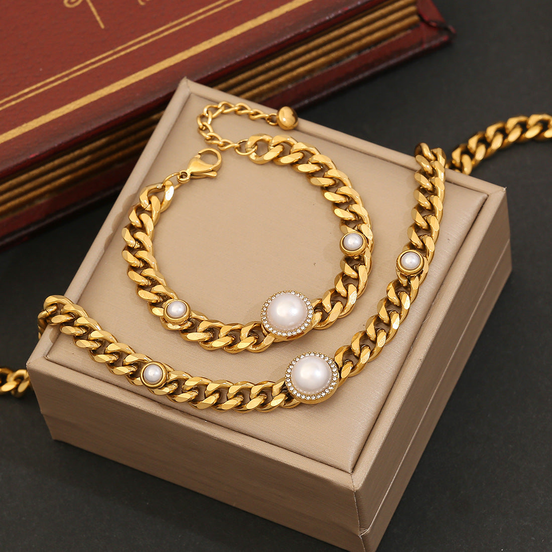 Collana da donna alla moda con perle rotonde geometriche e intarsio di strass in acciaio inossidabile