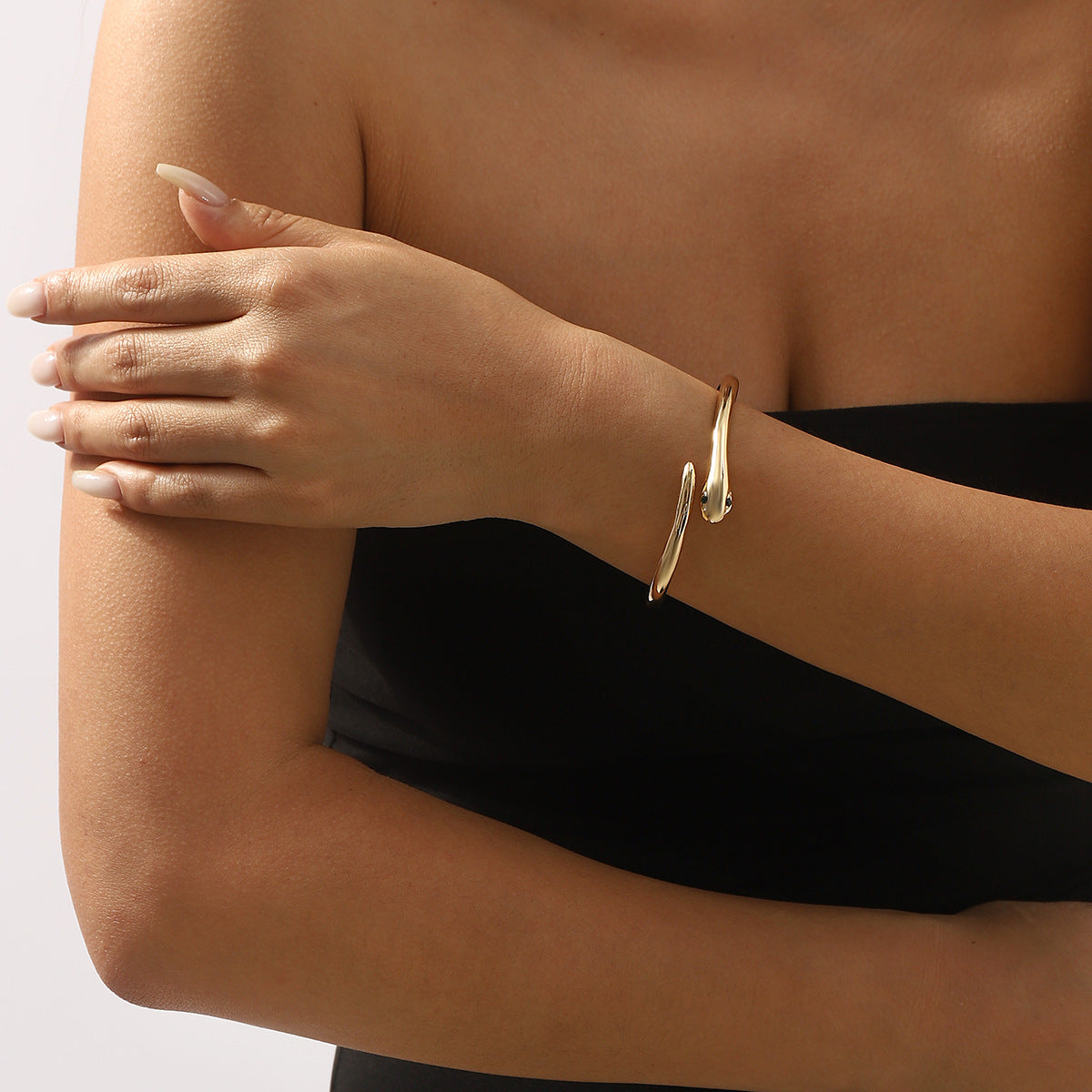 Elegante pulsera de aleación pulida con forma de serpiente para mujer con cierre de resorte