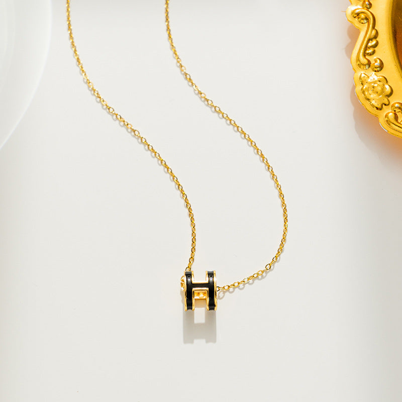 Collana con ciondolo minimalista a forma di H in acciaio al titanio per donna con finitura placcata e catena a O