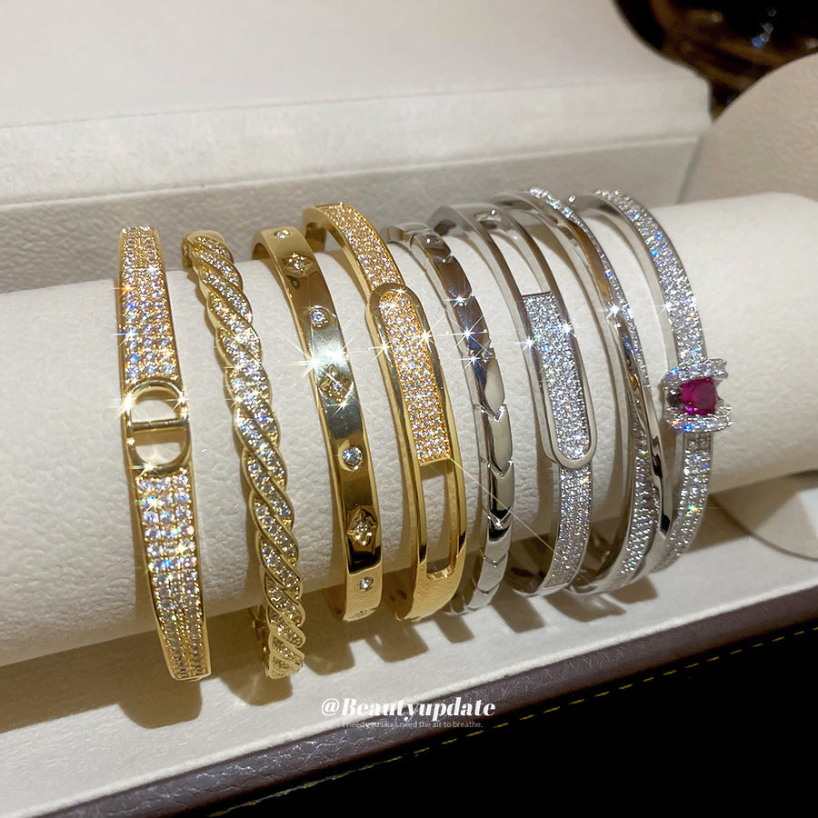 Bracciale rigido aperto geometrico minimalista da donna con placcatura in oro e intarsio in zirconi, accessorio di moda leggero per tutti i giorni