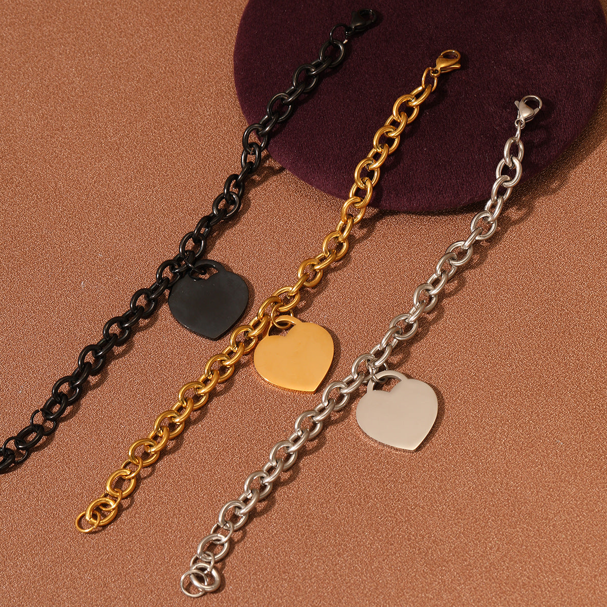 Elegante bracciale da donna minimalista a forma di cuore in acciaio al titanio con lucidatura a specchio e opzione di incisione