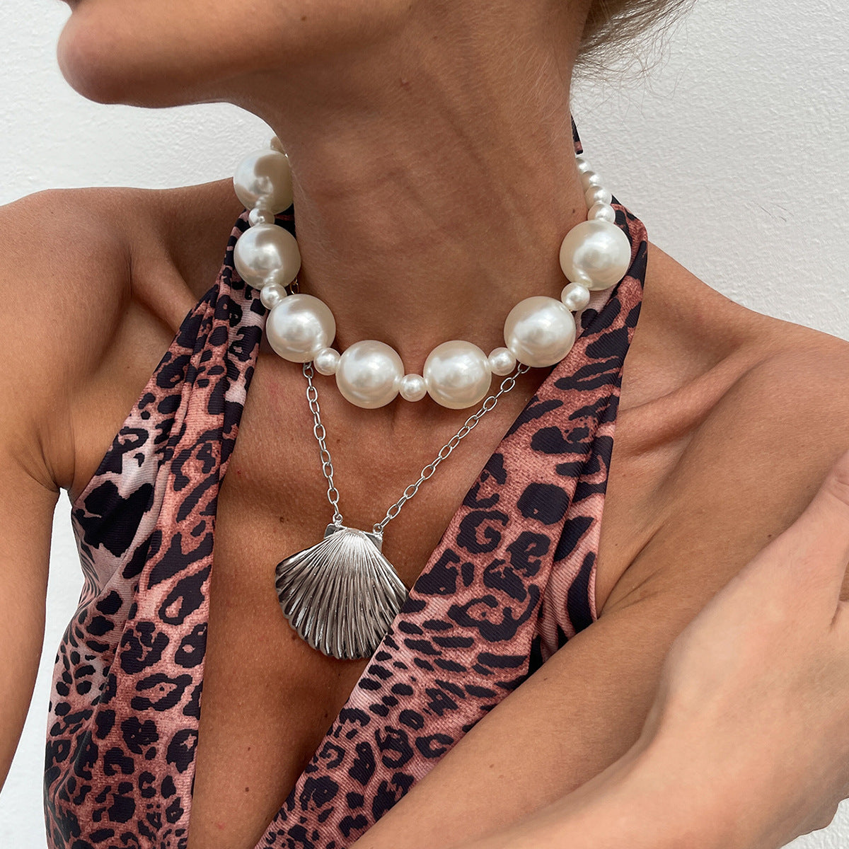Collar con colgante de concha estilo vintage exagerado en aleación con acabado chapado para mujer