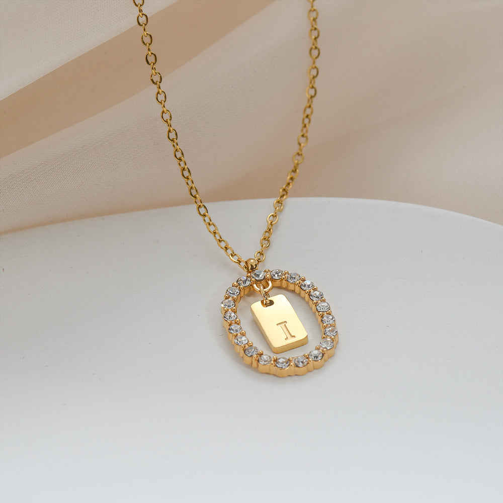 Collana da donna a maglione versatile in acciaio inossidabile ovale minimalista con lettera, placcata oro, con catena a maglie, con strass micro-pavé