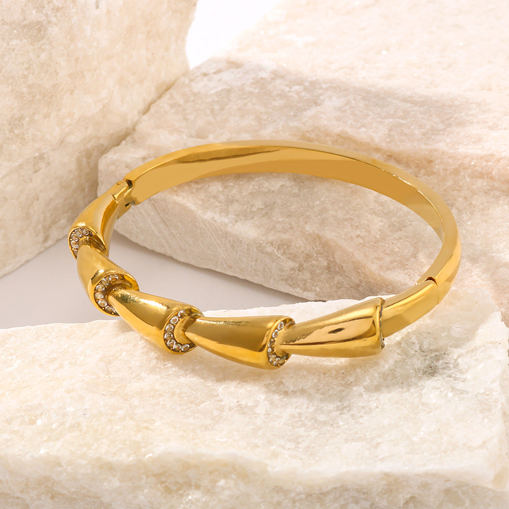 Bracciale da donna in bambù asimmetrico con intarsi di strass e design in acciaio al titanio con finitura placcata
