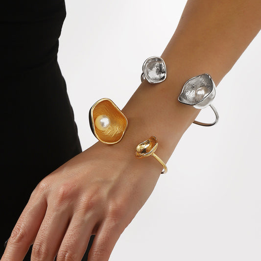 Brazalete abierto de aleación con forma de cuenco de flor de trompeta irregular, electrochapado, con perla