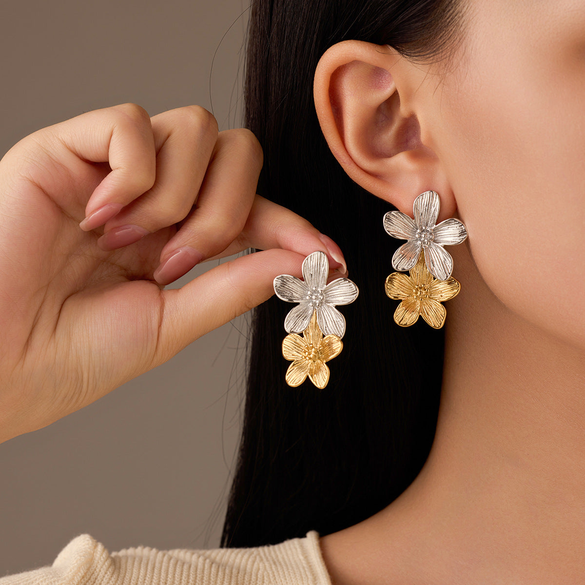 Orecchini da donna in acciaio inossidabile con nappe floreali vintage e finitura placcata, estetica lussuosa e minimalista
