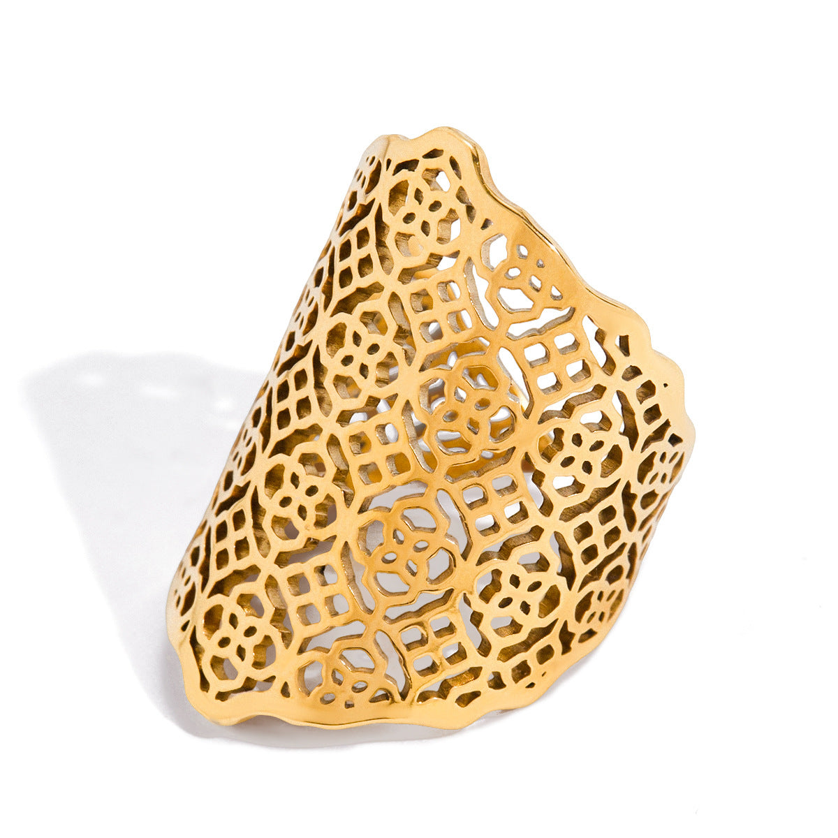 Anillo de banda ancha hueca geométrica de estilo bohemio de acero de titanio con acabado chapado para mujer