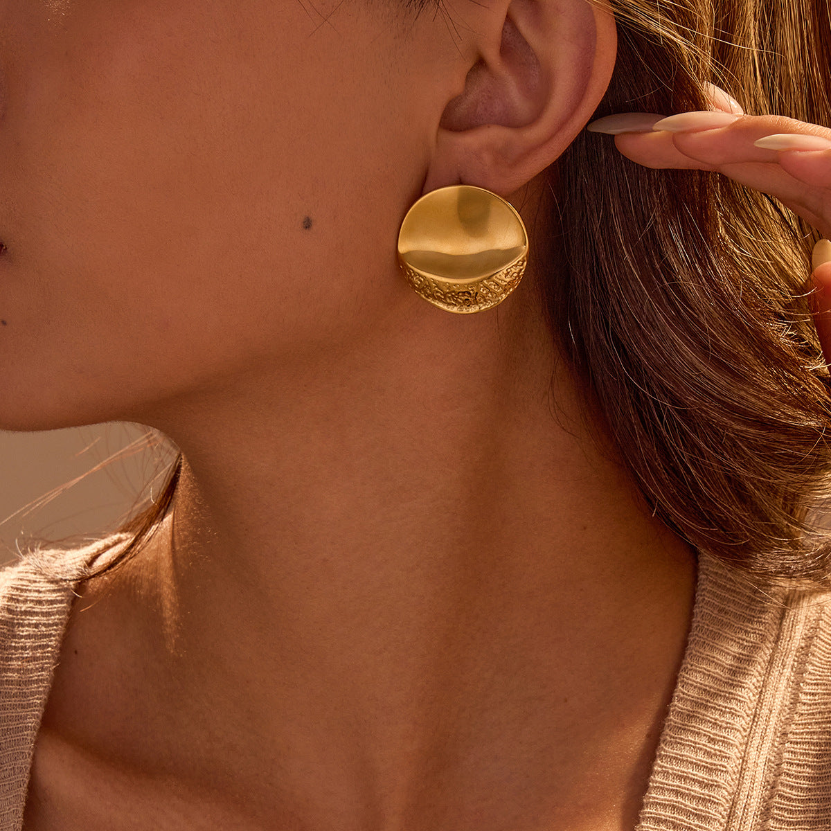 Pendientes de aro minimalistas geométricos de acero inoxidable con textura circular plegada para mujer