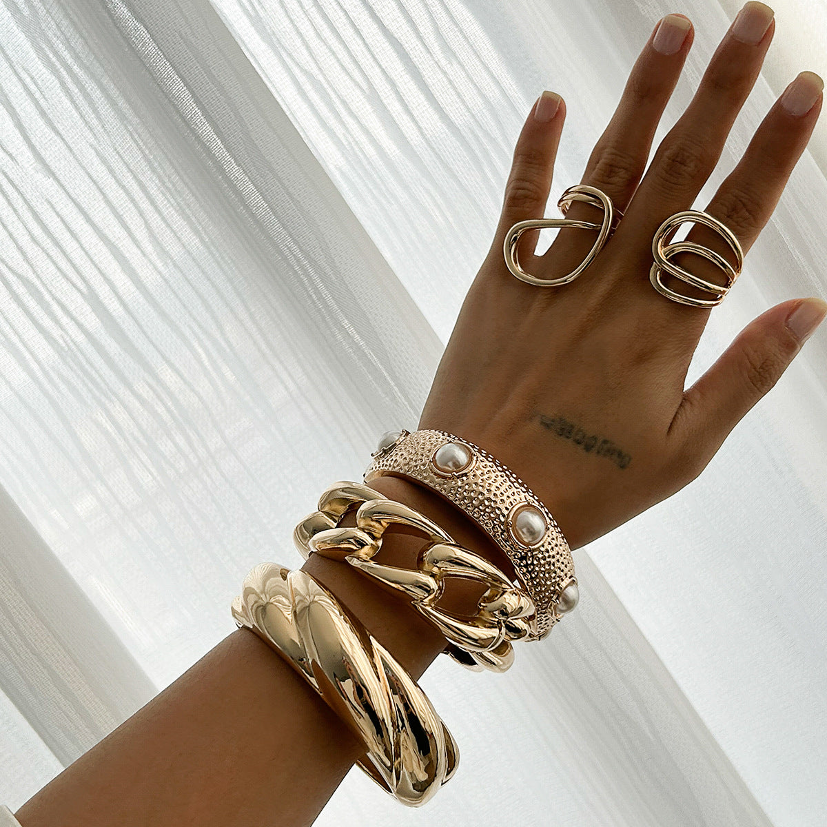 Bracciale rigido in metallo geometrico di ispirazione vintage con perle artificiali e finitura placcata
