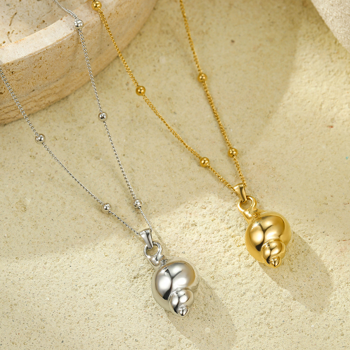 Collar Minimalista con Colgante de Concha para Mujer en Acero Inoxidable con Baño de Oro, Elegante Cadena para la Clavícula