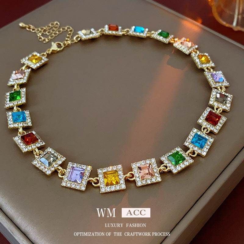 Collar con colgante geométrico vintage de aleación con incrustaciones de diamantes de imitación para mujer, estilo medallón minimalista, cadena para la clavícula