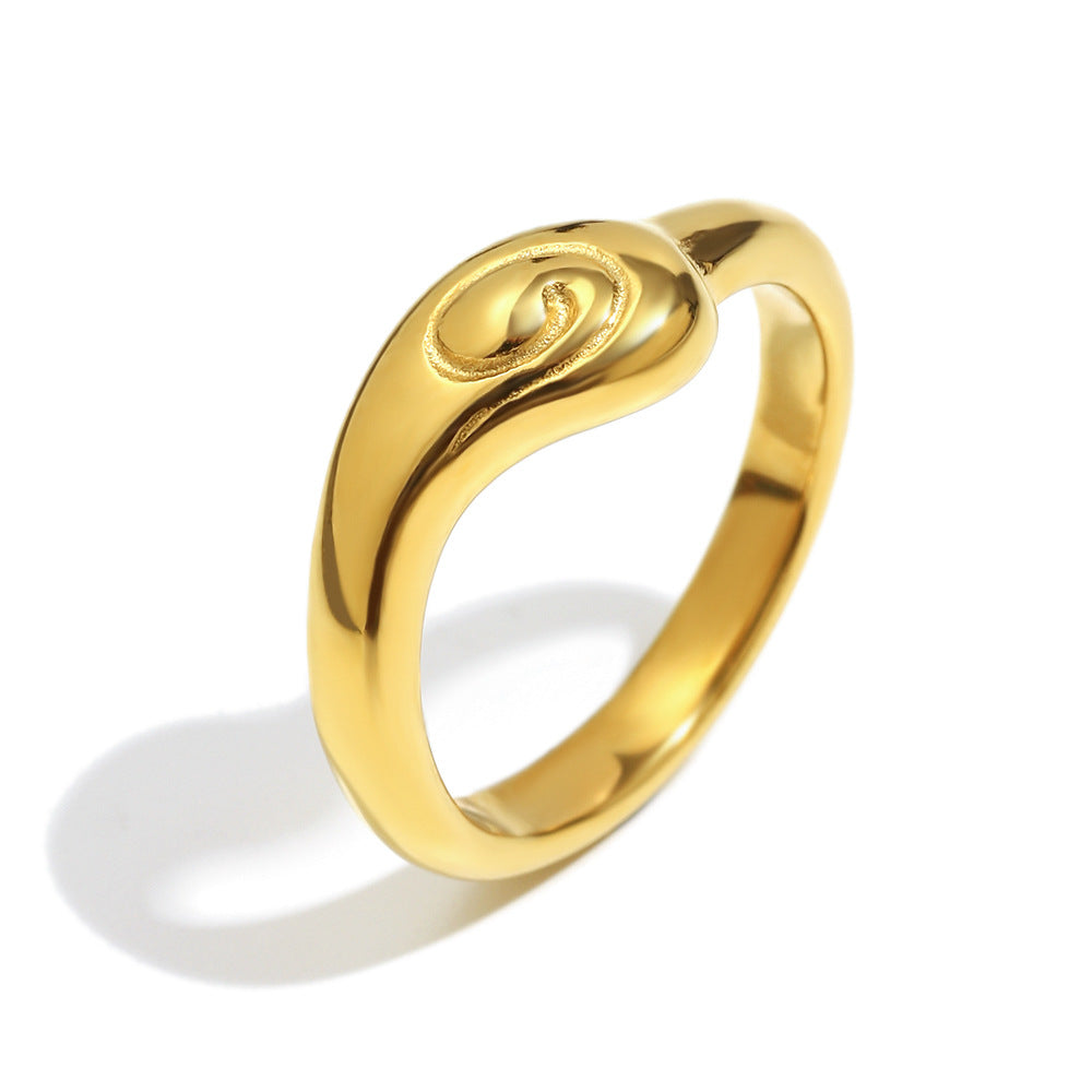 Anello da donna minimalista geometrico in acciaio inossidabile placcato oro 18 carati a testa di serpente con dettagli a impronta digitale