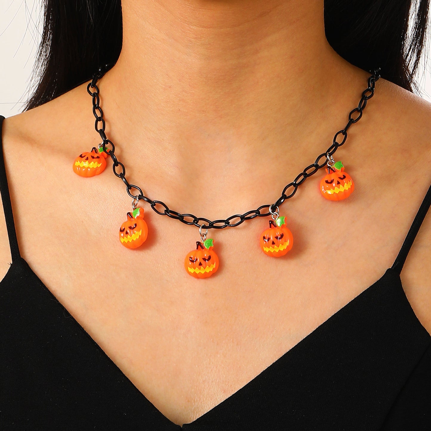 Collana in resina con fantasmino zucca a tema Halloween con finitura placcata, unisex