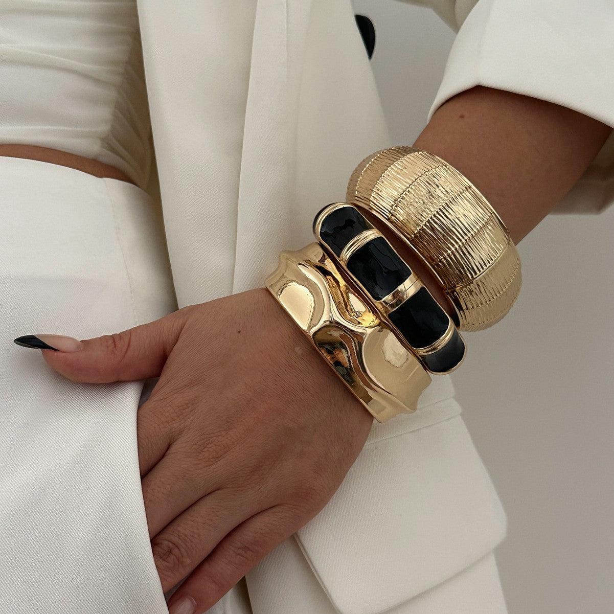 Bracciale vintage in lega smaltata geometrica