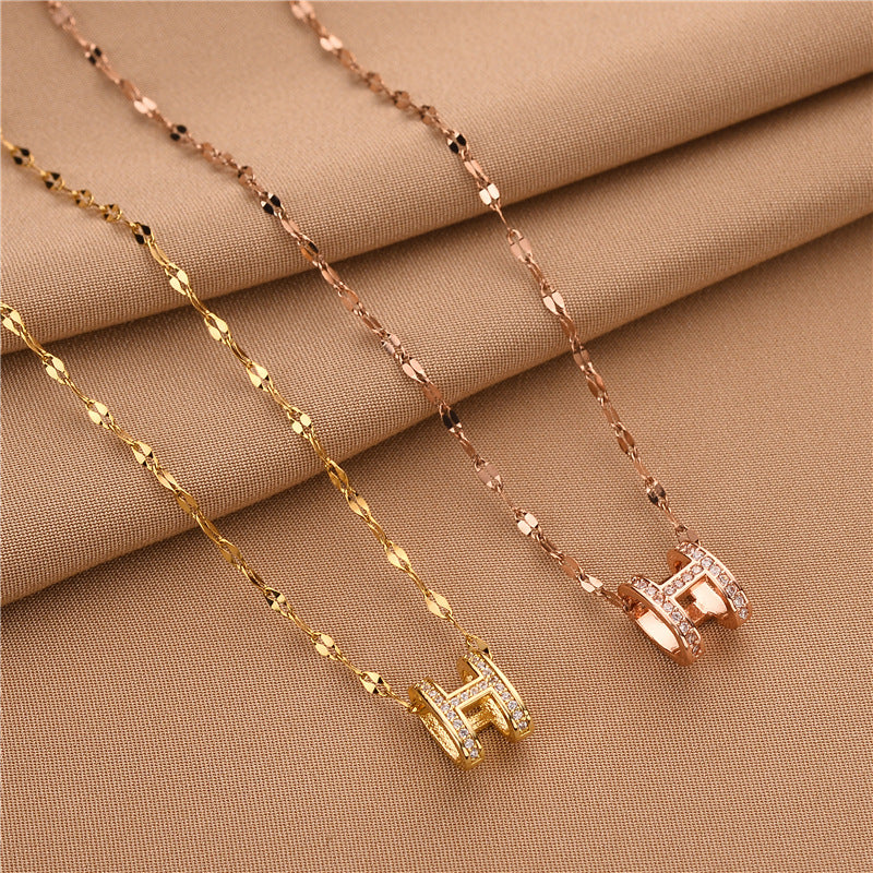 Collana da donna a lettera H in acciaio di titanio minimalista a tono freddo con intarsio completo di strass e finitura placcata
