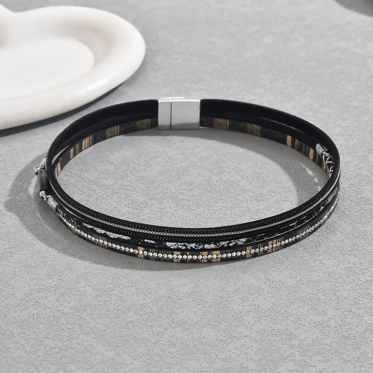 Bracciale in pelle di lusso minimalista geometrico da donna con intarsi di strass e accenti circolari a pois rotondi e ovali