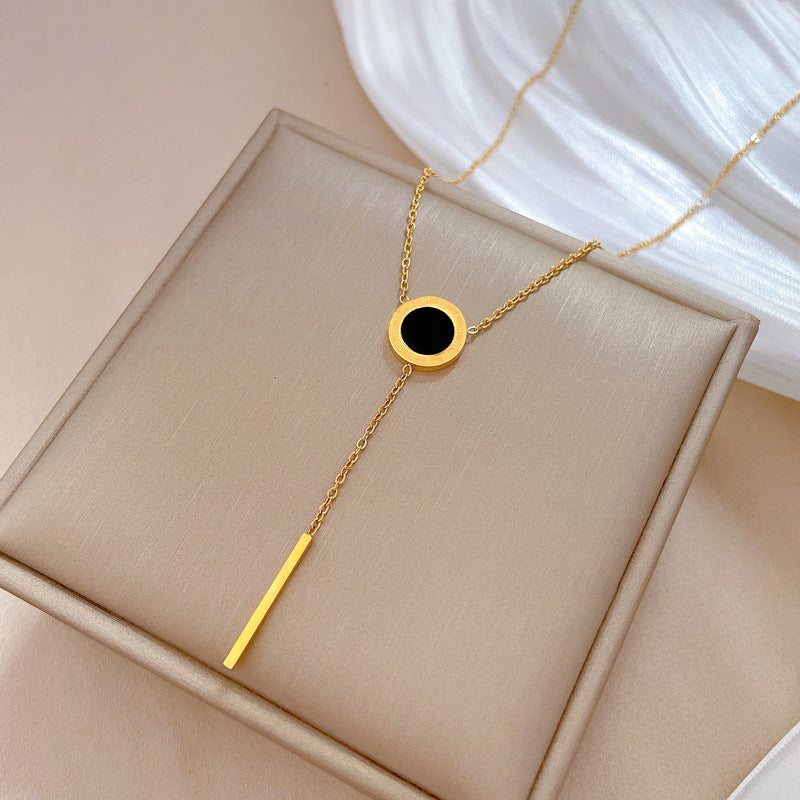 Collana a catena girocollo minimalista in acciaio al titanio con ciondolo geometrico e dettagli floreali