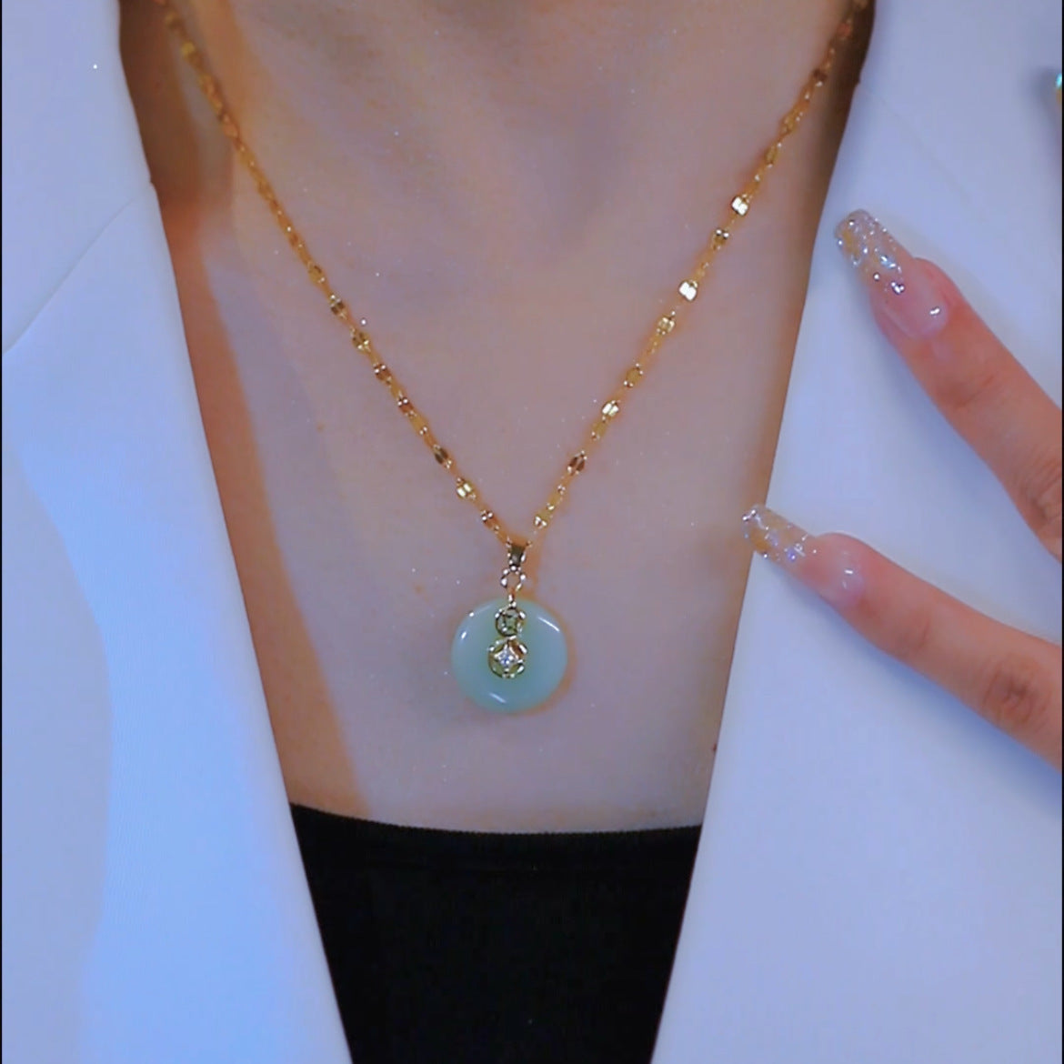 Collana con ciondolo tondo minimalista da donna in acciaio al titanio con catena a serpente e ciondolo in rame placcato oro stile medaglione elegante e versatile