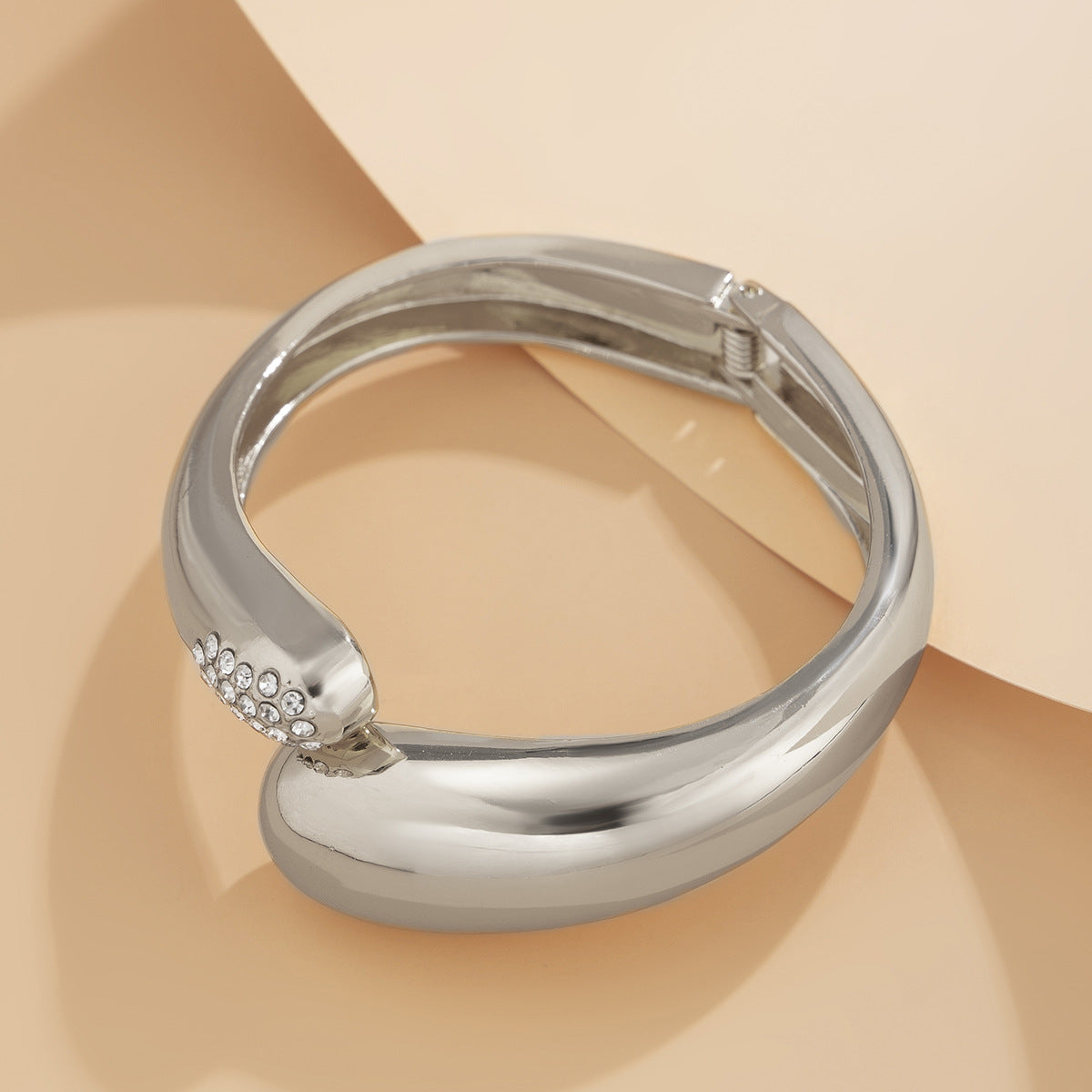 Pulsera de metal texturizada con diseño geométrico, acabado pulido y diseño abierto ajustable para mujer