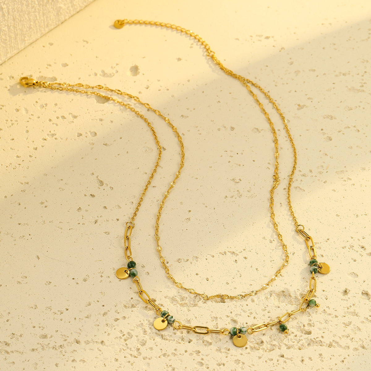 Collar colgante minimalista de acero inoxidable de doble capa para mujer con detalles de piedra natural y acabado chapado