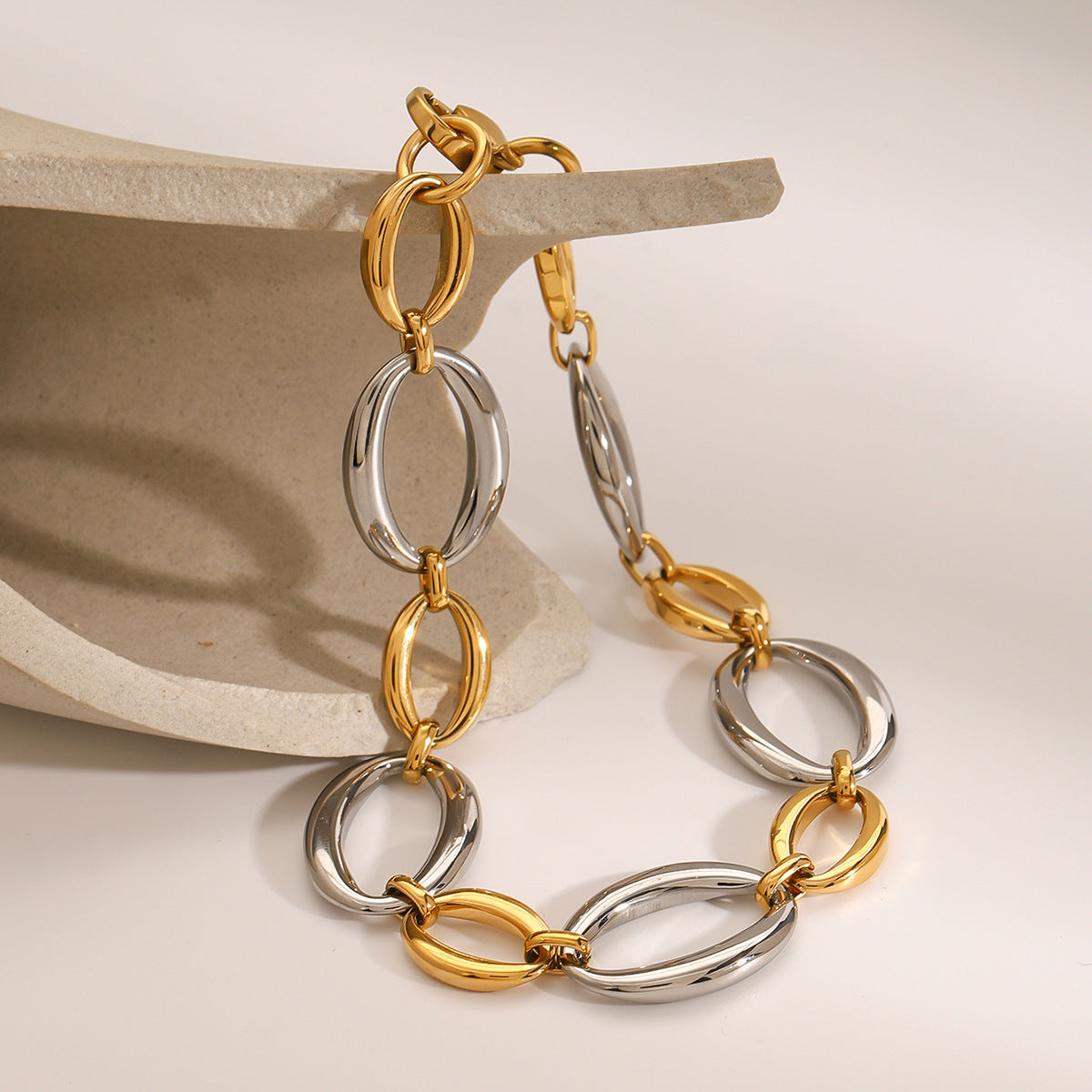 Bracciale geometrico placcato in acciaio inossidabile da donna con stile minimalista moderno e design a catena intrecciata