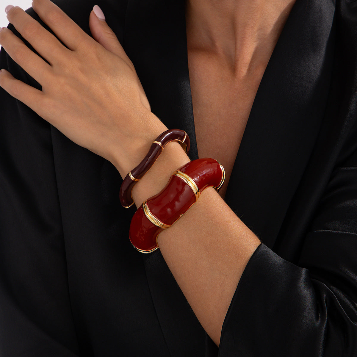 Pulsera minimalista irregular ondulada de aleación esmaltada al aceite para mujer con un estilo audaz